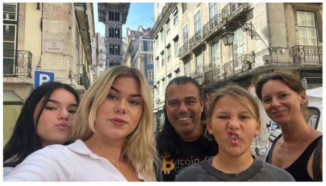 bitcoin family-aI1KJQpkDU.JPG